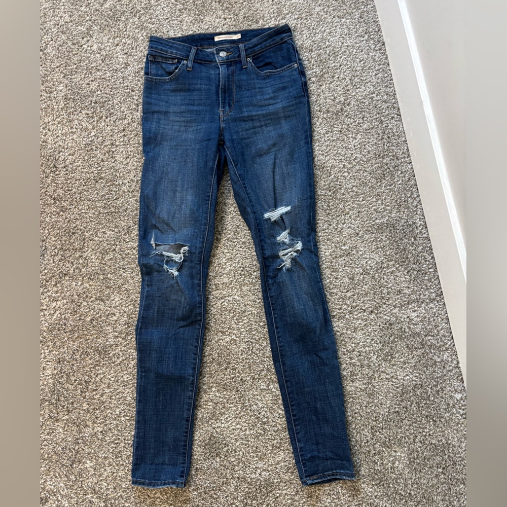 Levi's 721 High Rise Skinny Distressed jeans